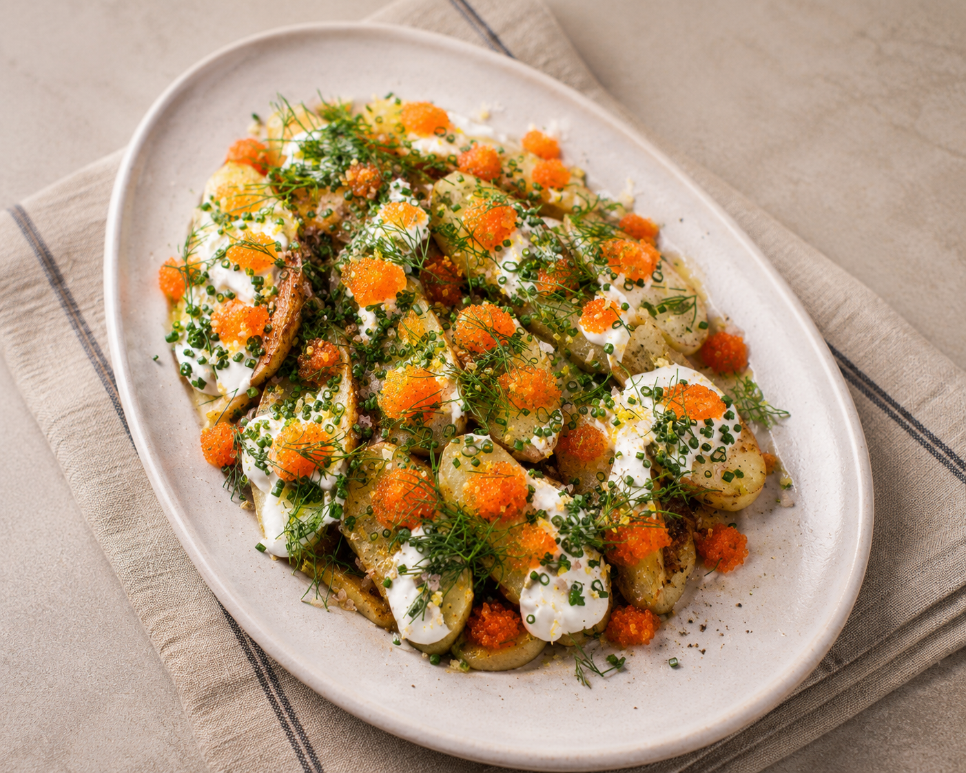 Potatis med gräddfil, löjrom, dill, gräslök och brynt smör